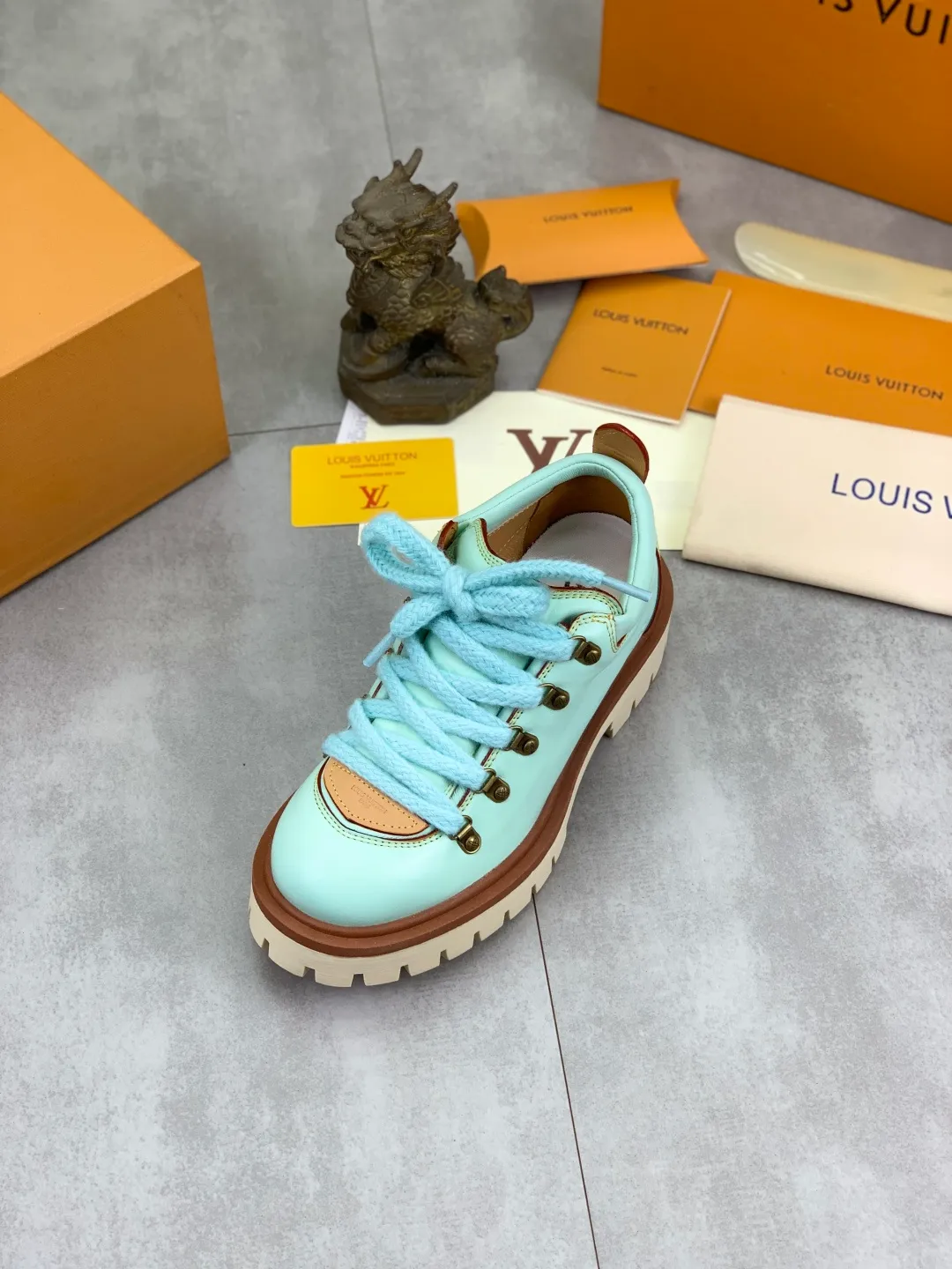 Men's shoes 💰P680 new LV | Louis Vuitton 🧡💚2025 autumn and winter new models, top version ⚠️ The counter features the latest LV REMIX lace-up mountaineering derby shoes, new hard goods 🆕 ❥BS purchasing level! Full of high-end feel! A popular model among bloggers at home and abroad, it’s retro and fashionable, and looks stunning on your feet! Mainly recommended models on the official website★ ━━━━━ ЅᏇєєt ━━━━━ ▪️Upper: top-grade first-layer cowhide ▪️Lining: imported sheepskin ▪️Outsole: original open-molded TPU non-slip outsole ▪️Sole height: 3.5cm ▪️Shoe size: Women 35-41 (41 customization is not returnable) Male 39-45 (46 customized, non-refundable)